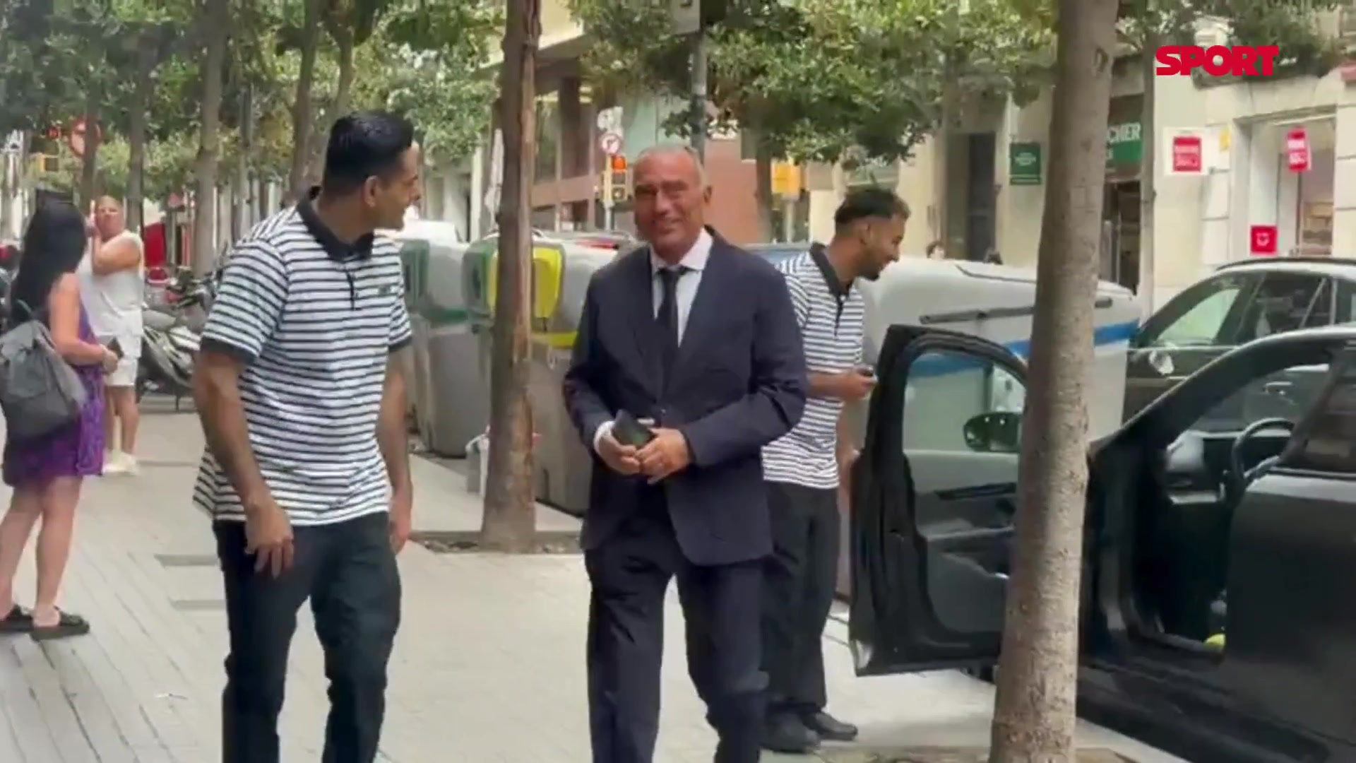 每体：巴萨副主席尤斯特与利瓦科维奇以及董事会共进午餐