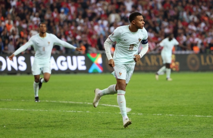 阿斯：姆巴佩再次伤到左膝，皇马内部弥漫着焦虑情绪